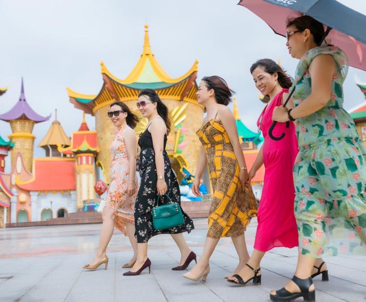 CHỊ EM ÁO DÀI ĐỒI RỒNG