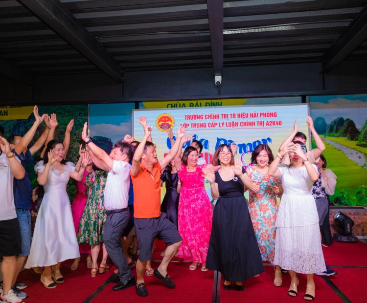 Tập thể A2K40 lớp trung cấp lý luận chính trị đã có chương trình team building và đêm gala dinner đầy màu sắc