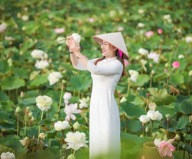 CHỊ EM ÁO DÀI HOA SEN