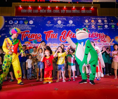 Trưởng phòng VCS MEDIA EVENT hóa trang thành ếch xanh kute - quấy hết mình tại sự kiện "Trung thu yêu thương" tại bệnh viện trẻ em Hải Phòng